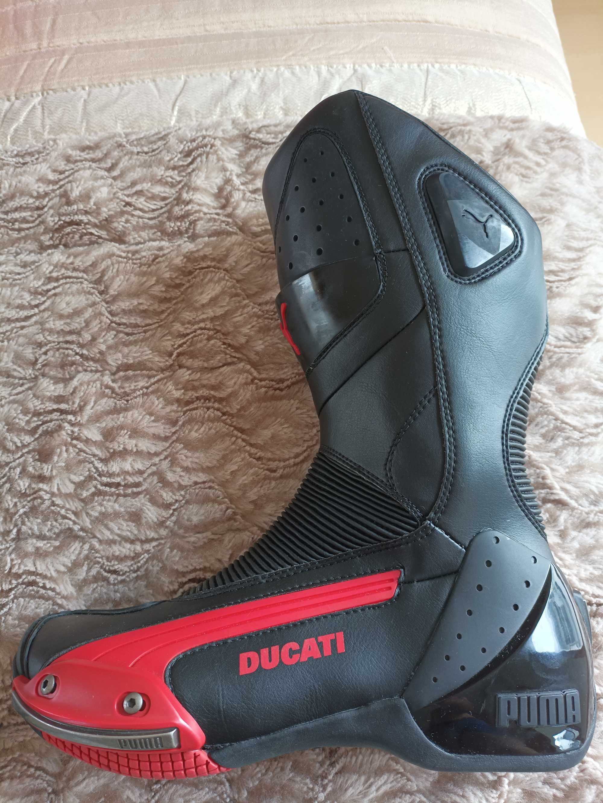 Casaco, botas e capacete Ducati