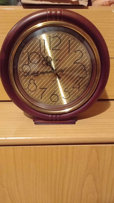 Продаю часы (настольные и настенные)