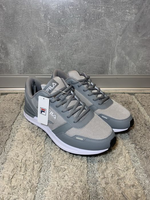 Сірі кросівки Fila