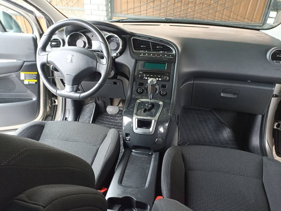 Peugeot 5008 2012року