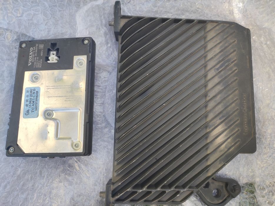 Polestar 2 модуль TKAM, та підсилювач звуку harman.