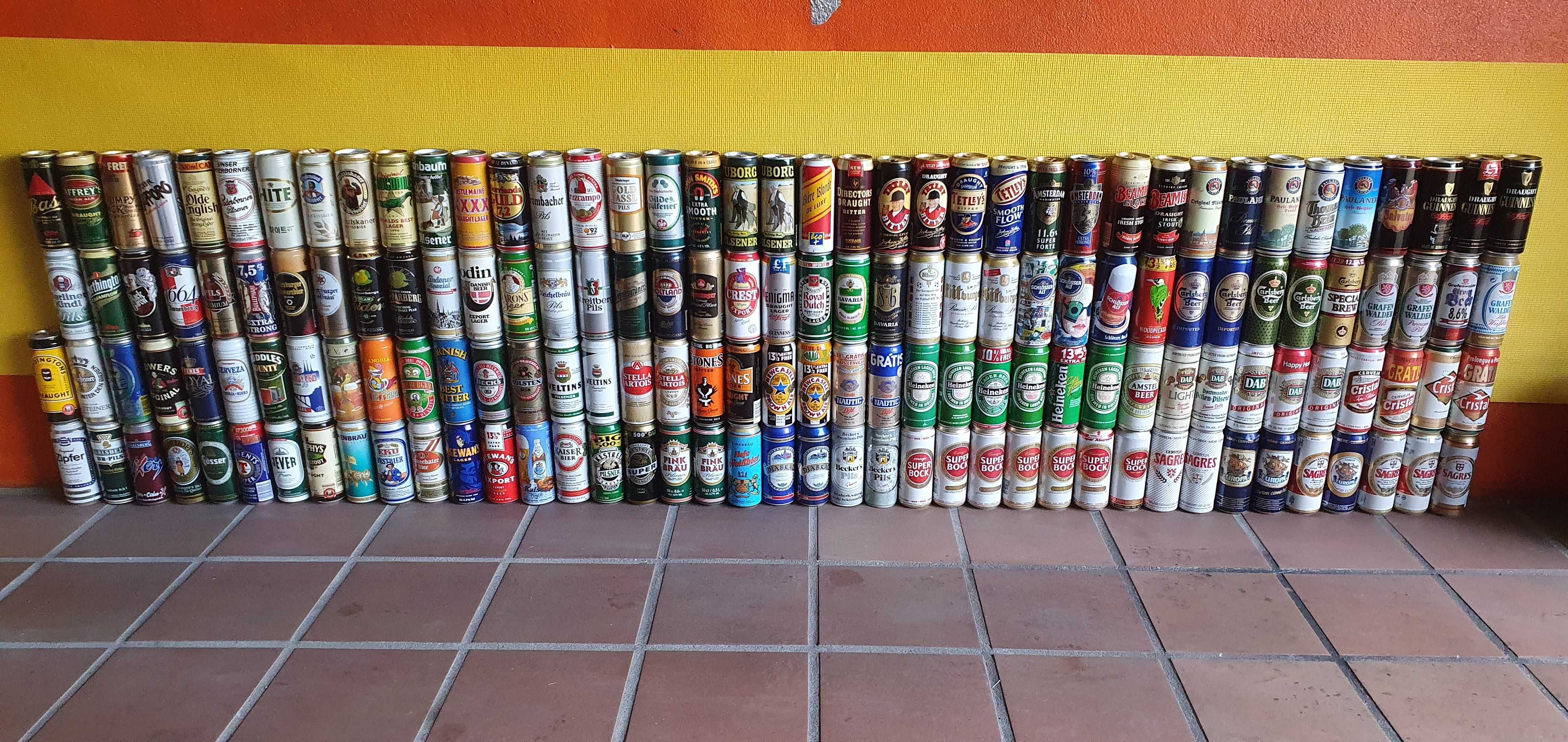 Coleção de 236 latas de bebida.