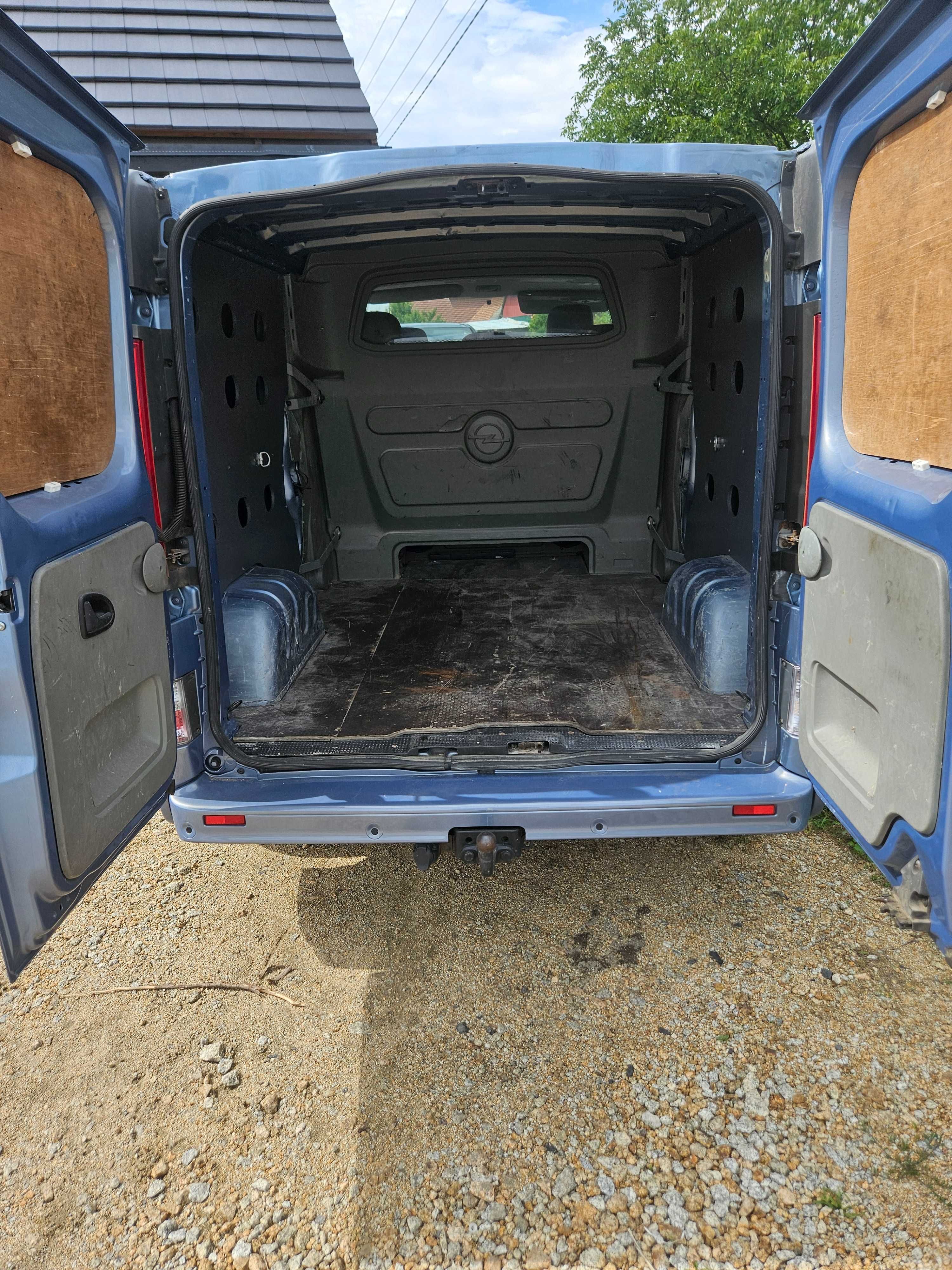 Opel vivaro 2.5 brygadówka 5 os. Klima