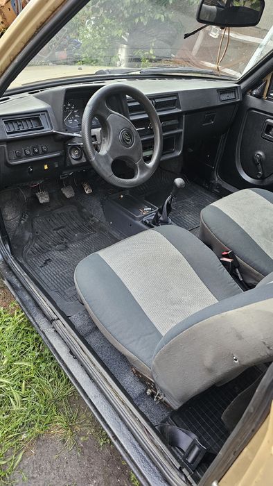 Автомобиль ЗАЗ (таврия) 1102