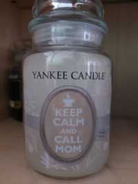 Duża swieca Yankee candle Keep calm and call mom