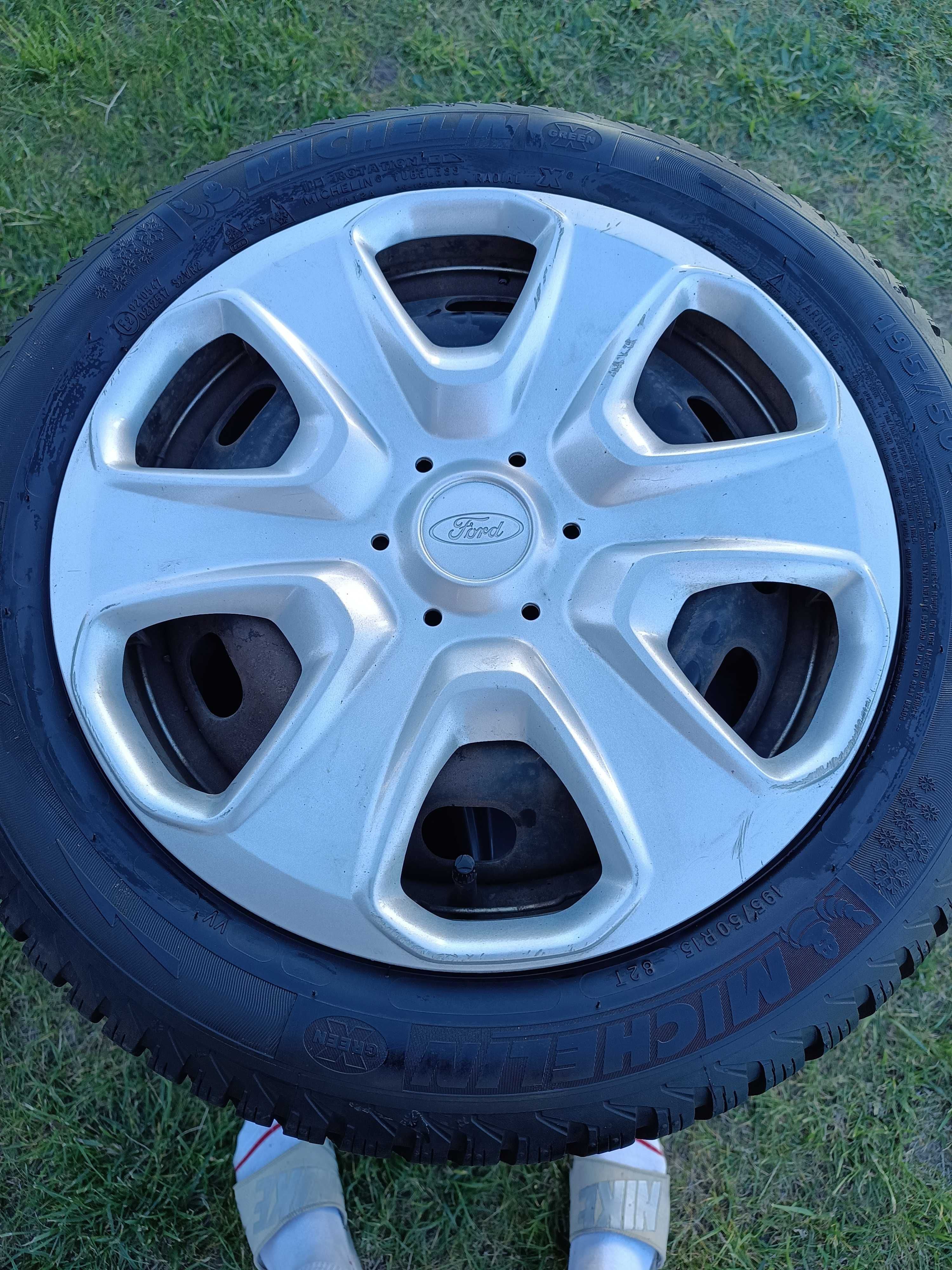 Opony i felgi zimowe Michelin 195/50 R15 stalówki z kołpakiem ford