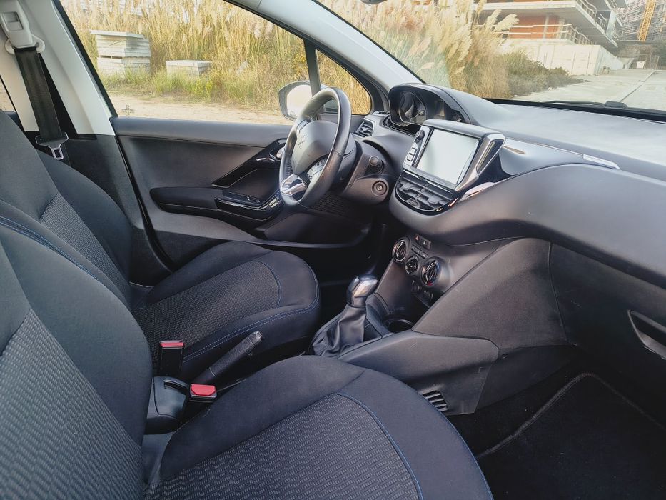 Peugeot 208 1.2 signature JAN2019 gasolina  63536km