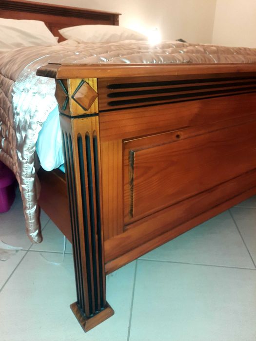 Cama, colchão, cabeceiras e cómoda