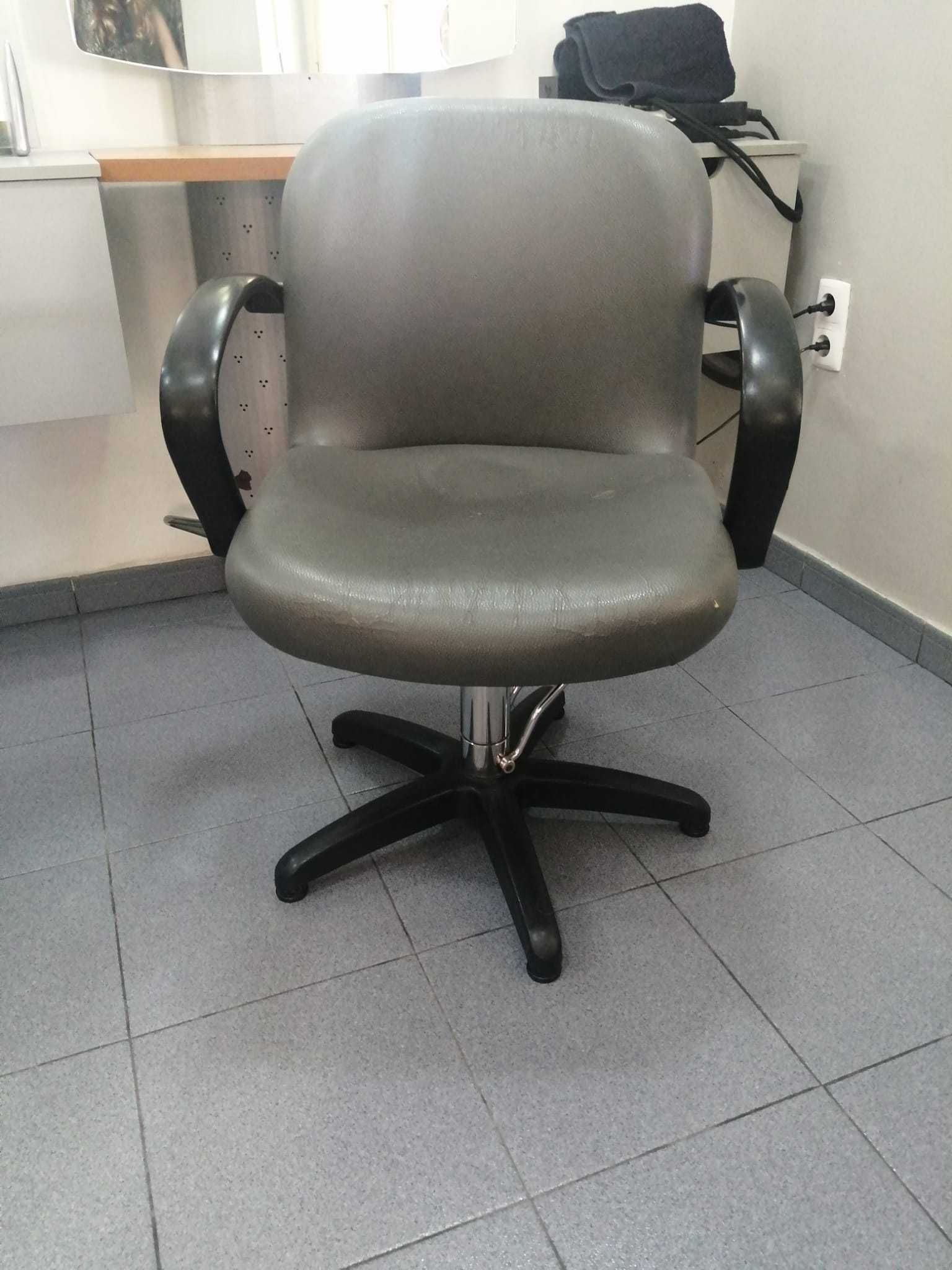Três cadeiras de cabeleireiro