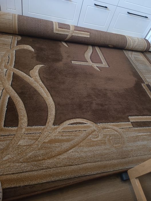 Dywan brązowy duży, gruby.