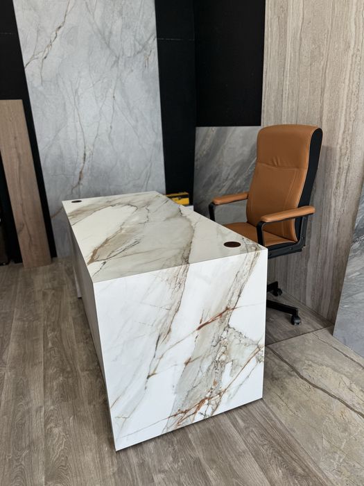 Mesa de escritório em grande formato