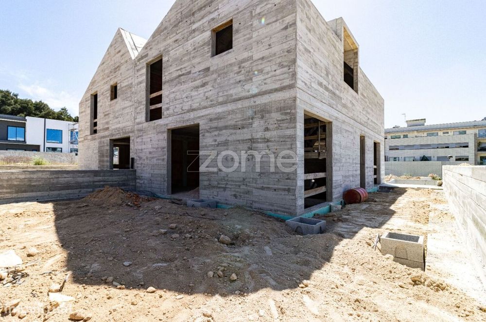 Moradia de Luxo T3 + 1 – EM PEDREIRO - Passionistas, S. M. da Feira