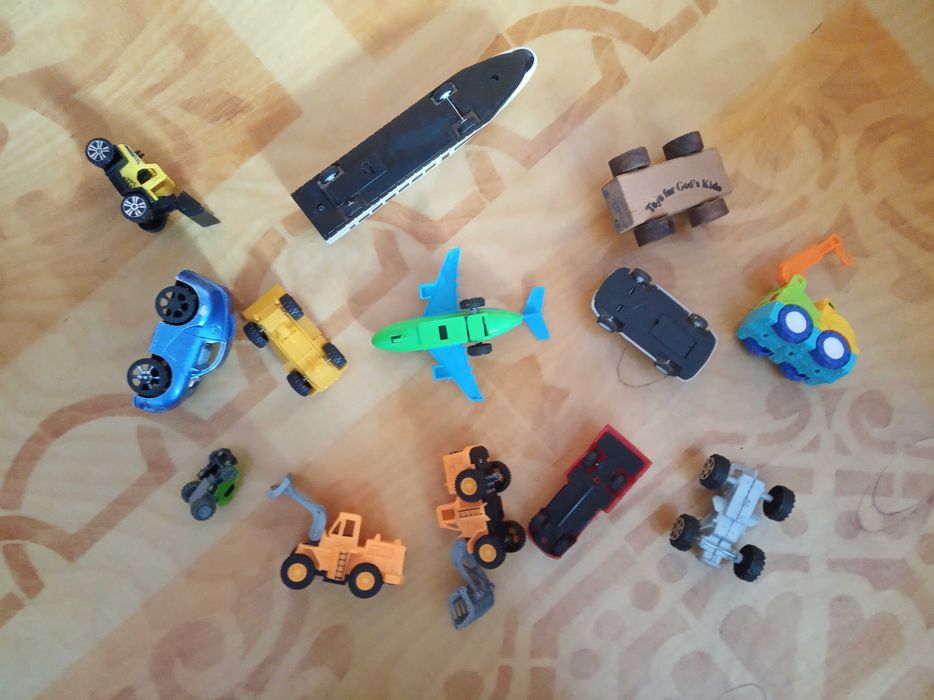 Продам 11 маленьких машинок, поїзд і літачок.