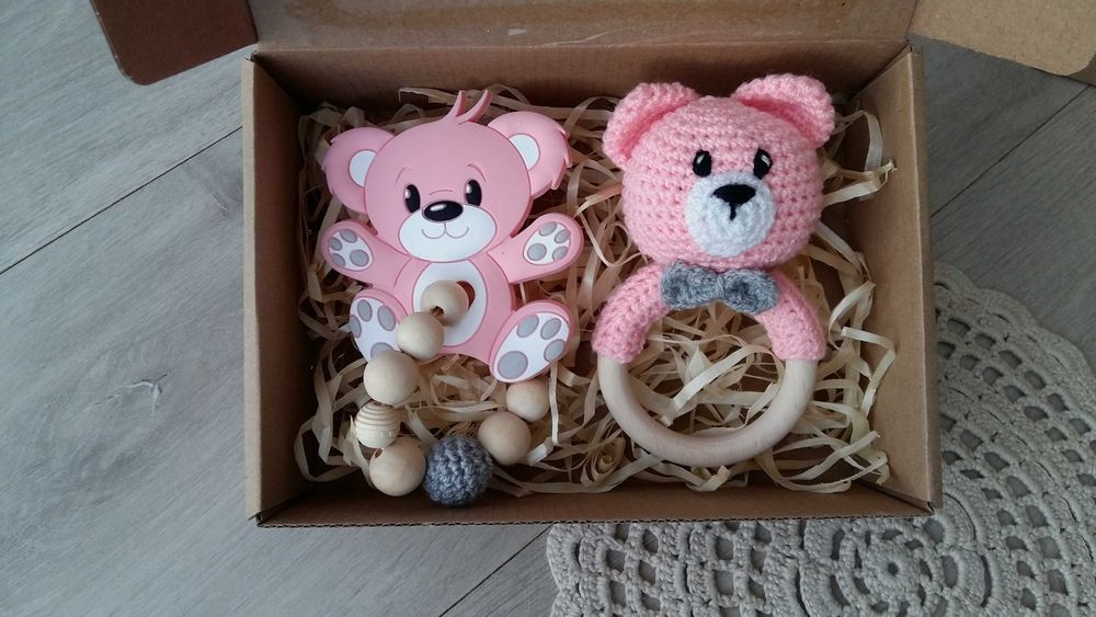 Zestaw prezentowy dla maluszka miś grzechotka + gryzak