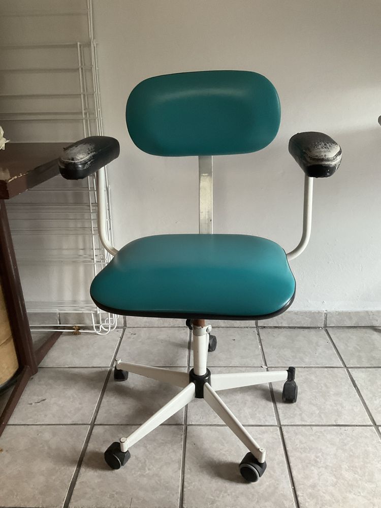 Krzesło stomatologiczne obrotowe z oparciami
