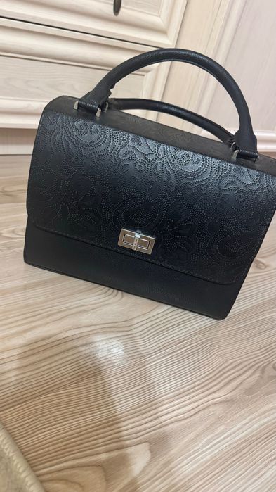 Сумка з екошкіри розмір 30 см на 20см. Дуже вмістка.