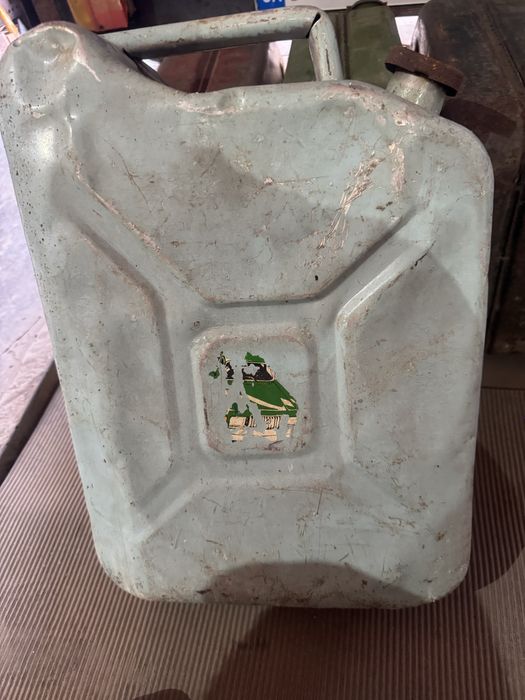 Продам канистру 20 на литров