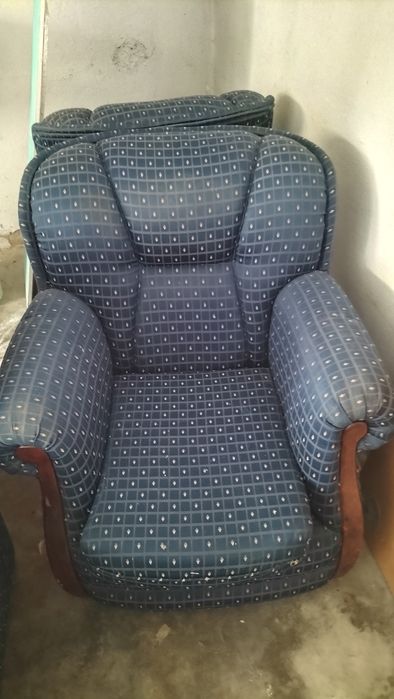 Um sofá grande e dois pequenos conforme nas fotos.