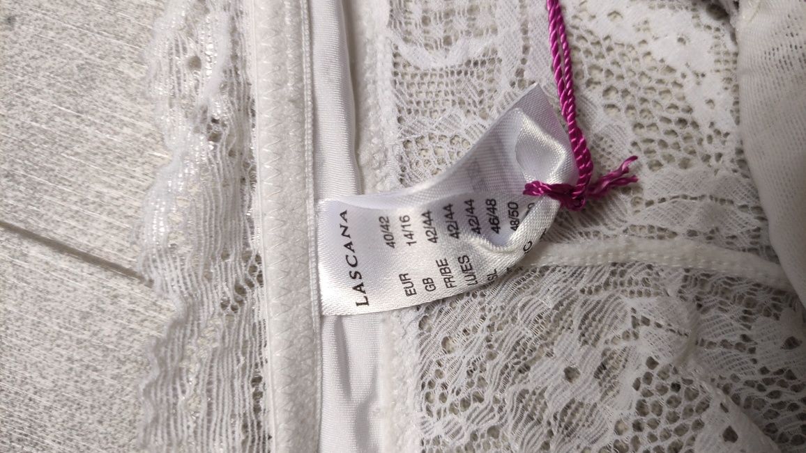 Nowe stringi rozm 42 trzy pary