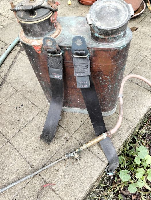 Bombo de sulfatar antigo avariado