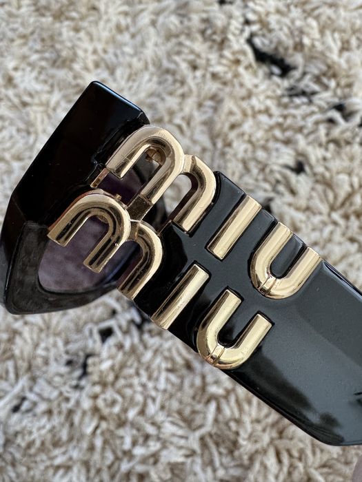 Miu Miu okulary przeciwsłoneczne czarne złote logo damskie wąskie
