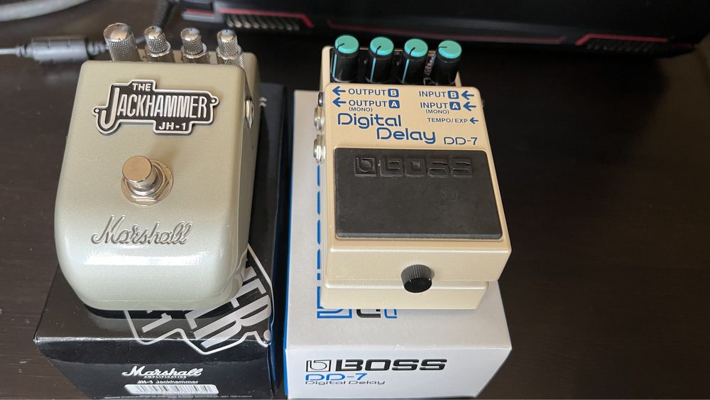 Pedais de guitarra Boss dd7 e Marshall JH1