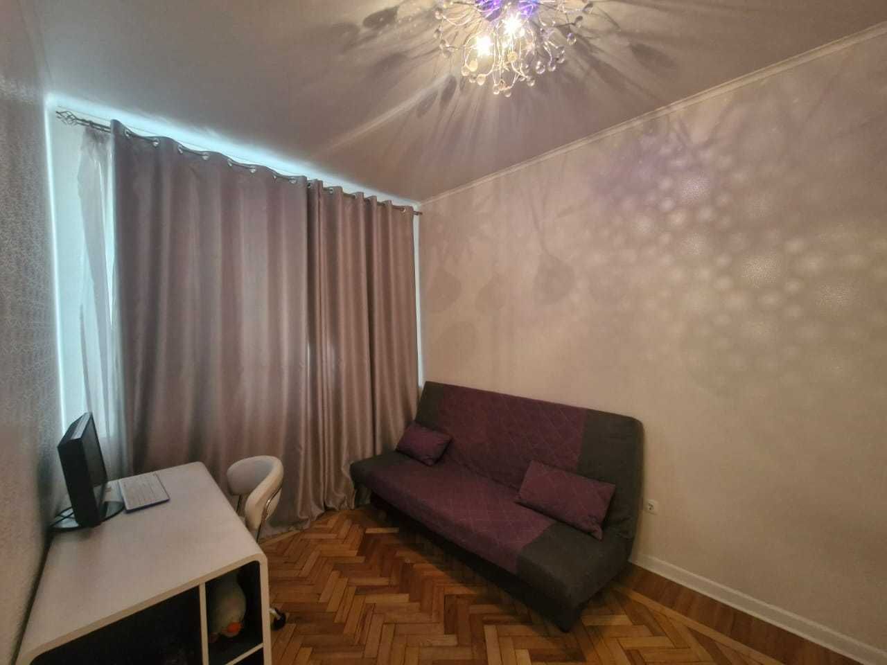 Центре Продам трехкомнатную сталинку на Пастера
