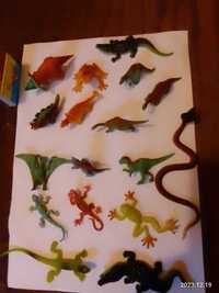 Дитячі іграшки пластикові - дінозаври та ящурки б/в