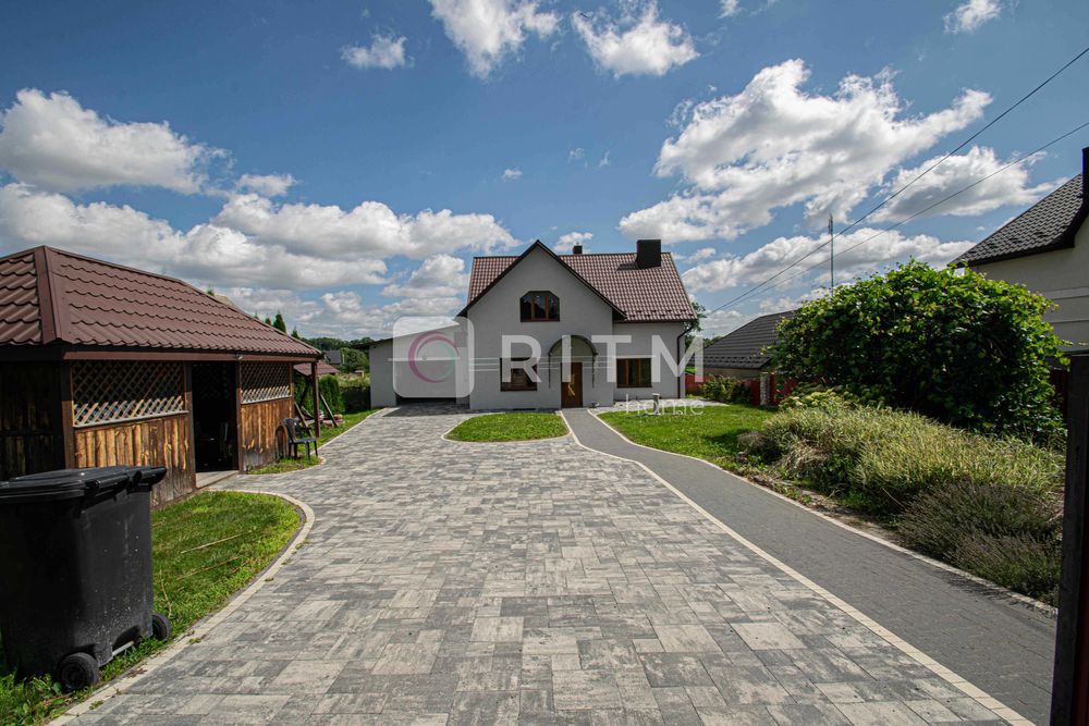 Продається  2-рівневий будинок з загальною площею 190м2