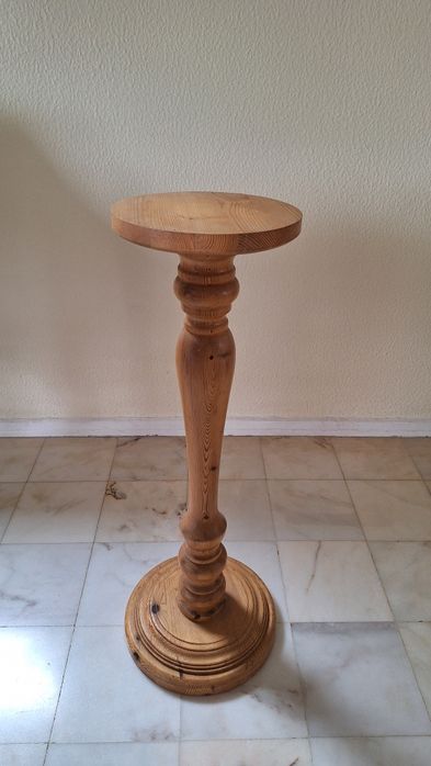 Coluna em madeira de pinho