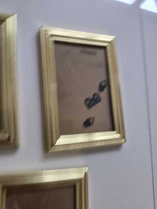 Pięć złotych ramek do powieszenia