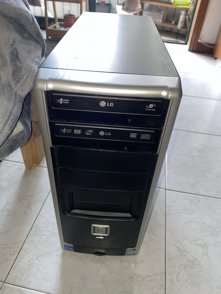 Torre com Windows 10 instalado