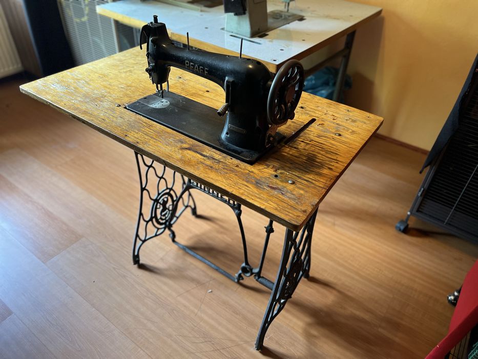 Maszyna do szycia PFAFF na stole SINGER / stół, nogi