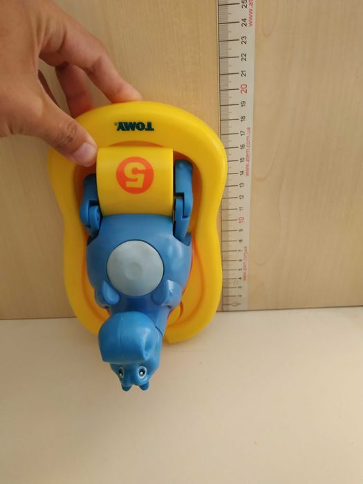 Поющий гиппопотам на катамаране Tomy