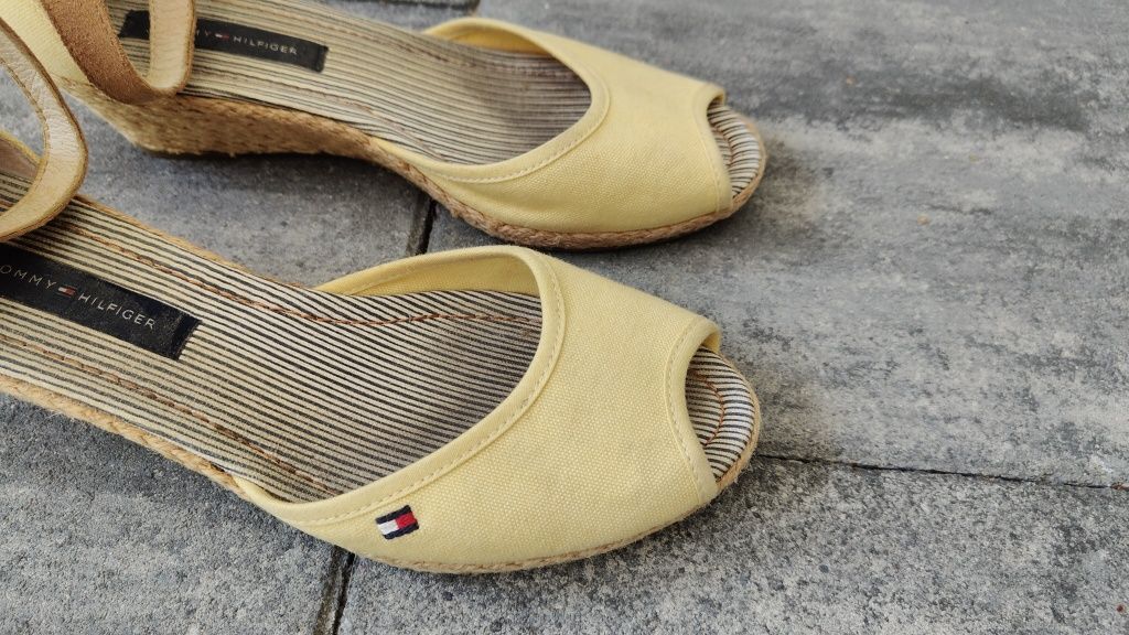Sandały Tommy Hilfiger r. 38 / 24,5 cm koturn żółte