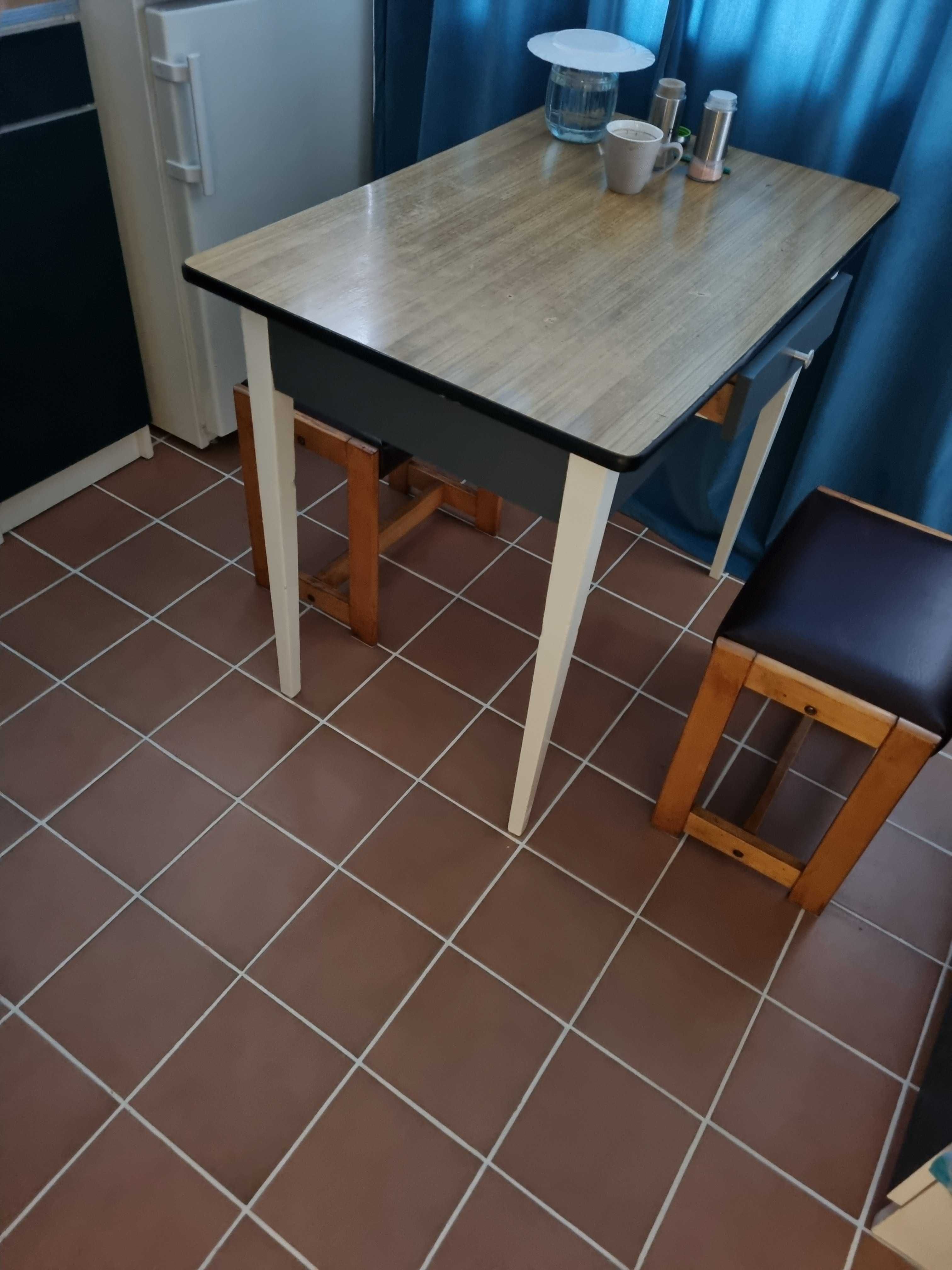 Stół kuchenny z szufladą