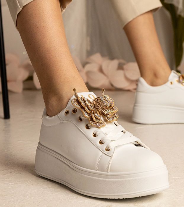 Białe sneakersy zdobione motylkiem z cyrkoniami Kariba