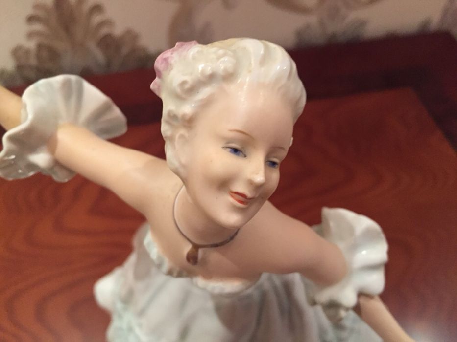 Продам антикварную фарфоровую статуэтку Германия