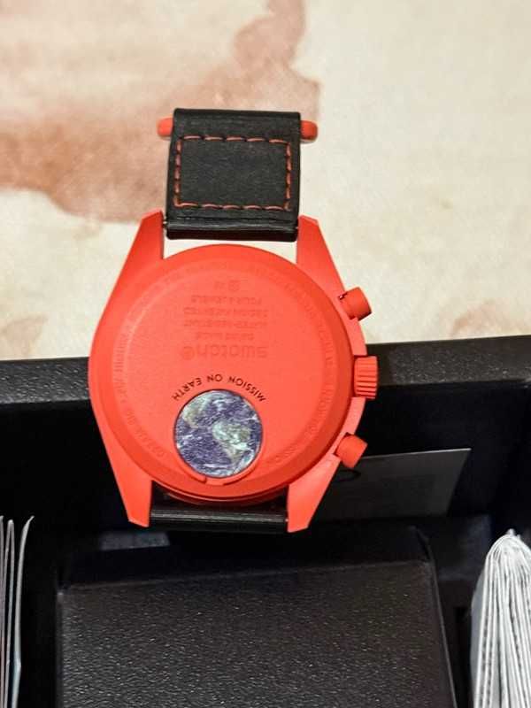 Omega x Swatch Lava SO33O100 Ognisty Design 2024