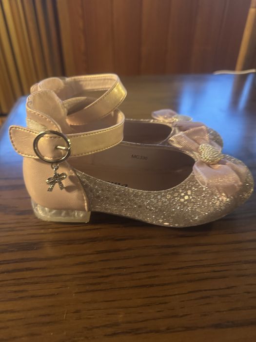 Czulenka zapinane, różowe, na delikatnym obcasie, rozm. 32