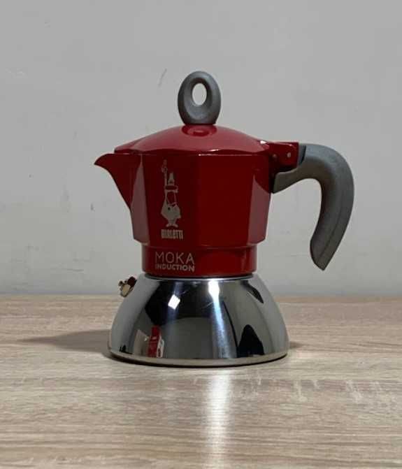 Кавоварка Bialetti Moka Induction Red та спінювач Philips CA6500/10
