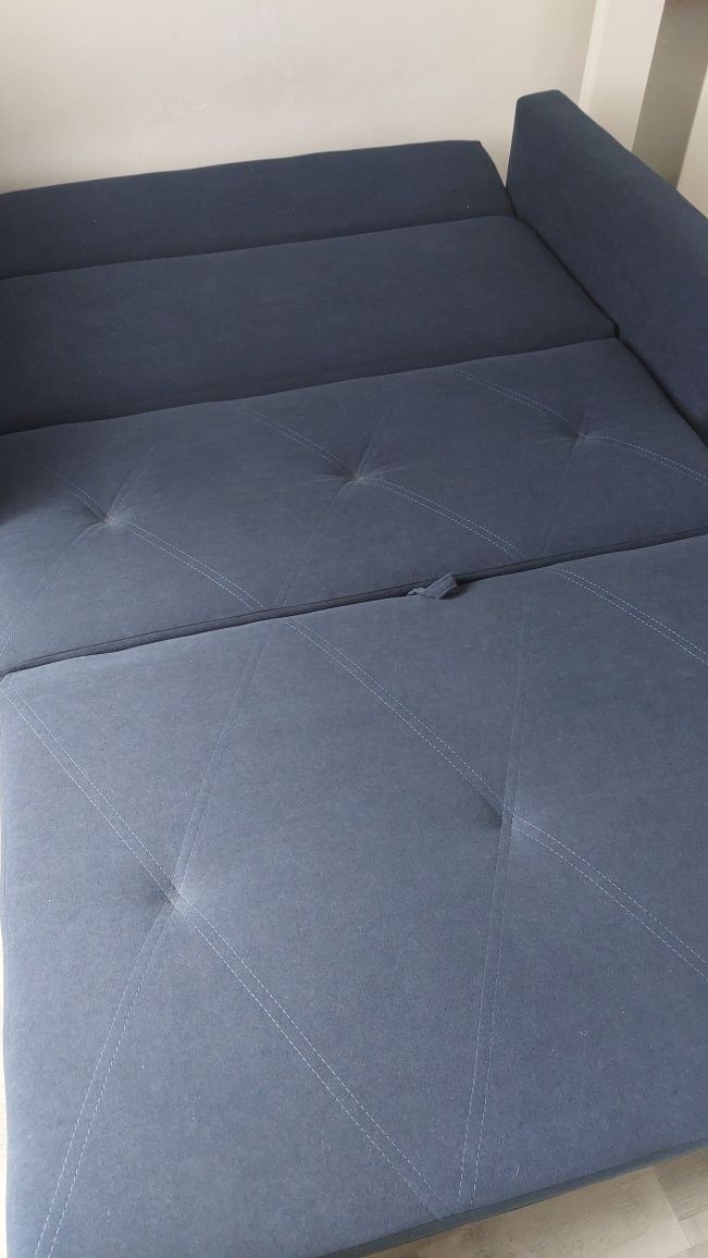 Sofa dwuosobowa z pojemnikiem