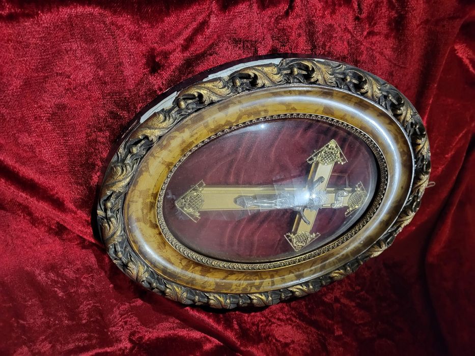 Stary krzyż w ramie za szkłem