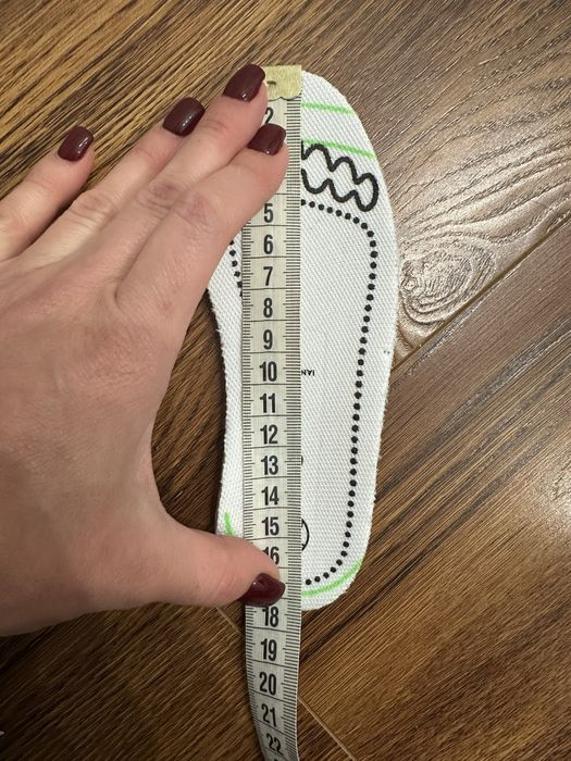 Білі стильні кросівки на липучках з синіми і оранжевими вставками