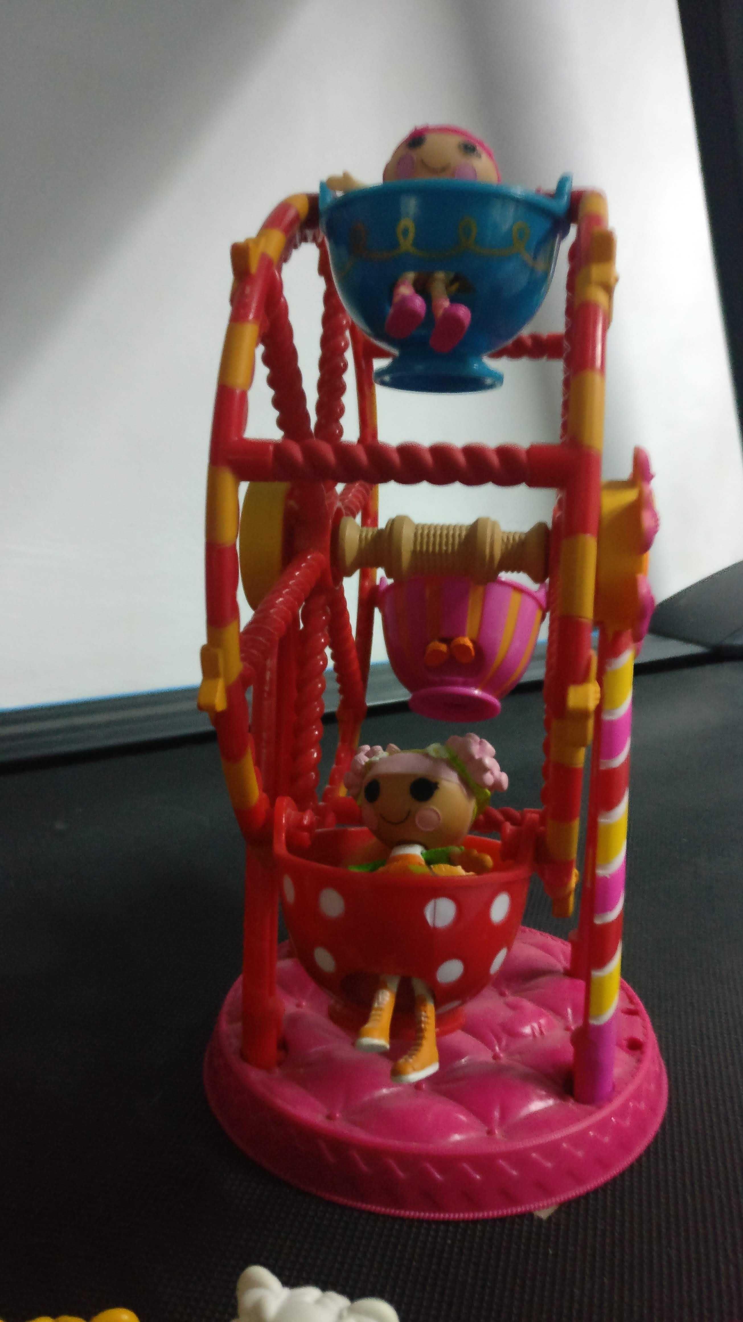 Casinha e roda de diversões das Lalaloopsy