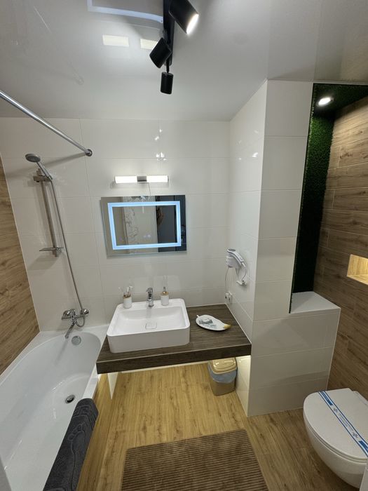 Продается 3 комнатная в центре, возле семьи