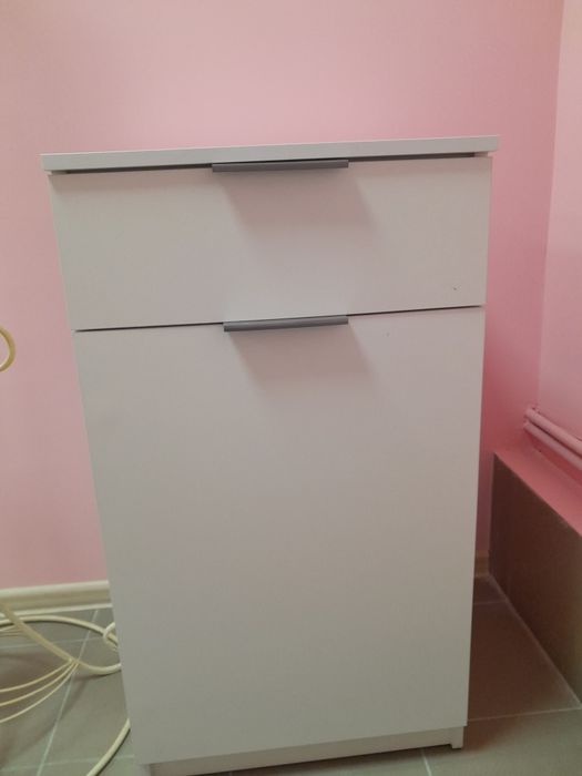 Нова, біла  шафа