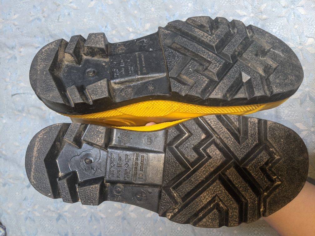 Резиновые сапоги, металлический носок(внутри), шахтерские