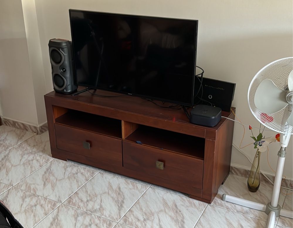 Vendo moveis madeira bem resistente