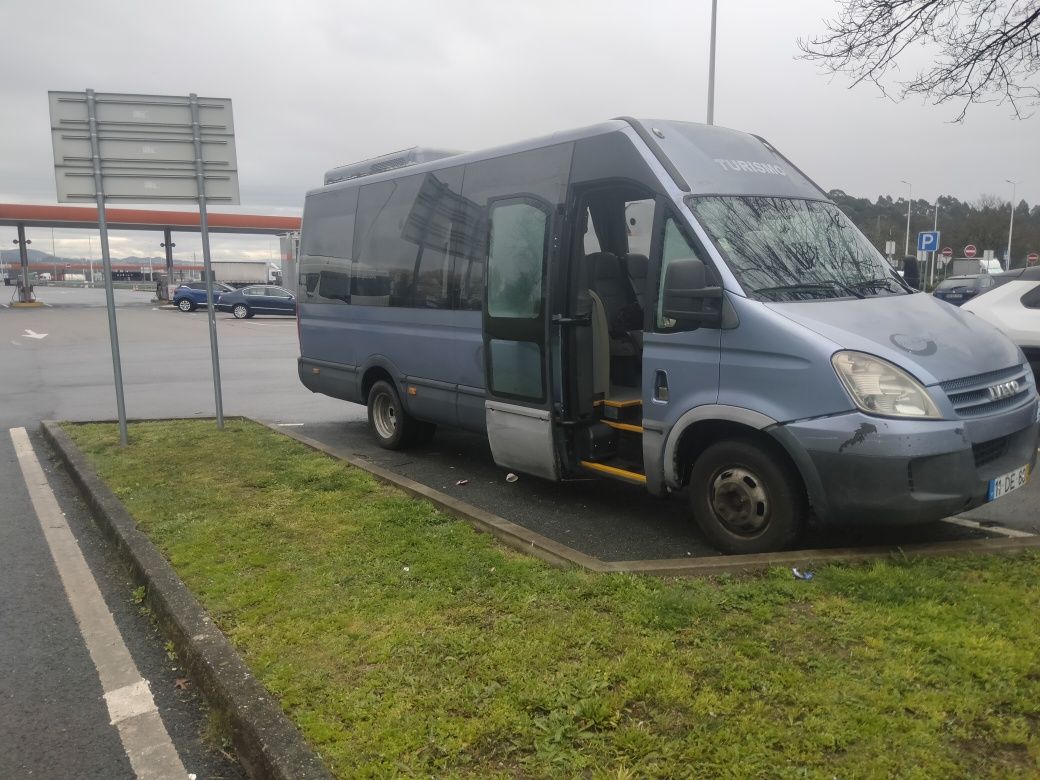 Vendo ou troco minibus